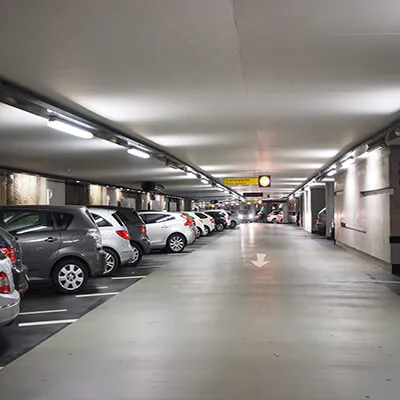 LED-Wannenleuchte in einem Parkhaus